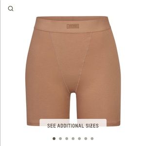Skims boyfriend boxer in color Sienna